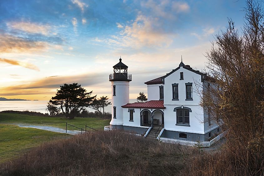 Admiralty Head Lighthouse. The Admiralty Head Light is a lighthouse located in Fort Casey State Park near Coupeville on Whidbey Island, Washington State.