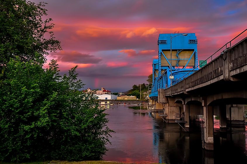 Interstate Highway Bridge (the "Blue Bridge") and the Snake River as seen from Clarkston, Washington.