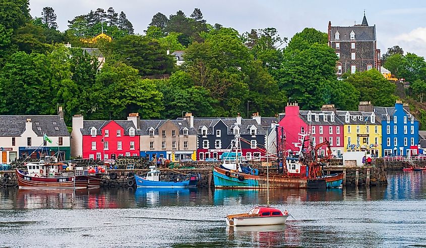 Fishing boats at the pier in Tobermory in Scotland