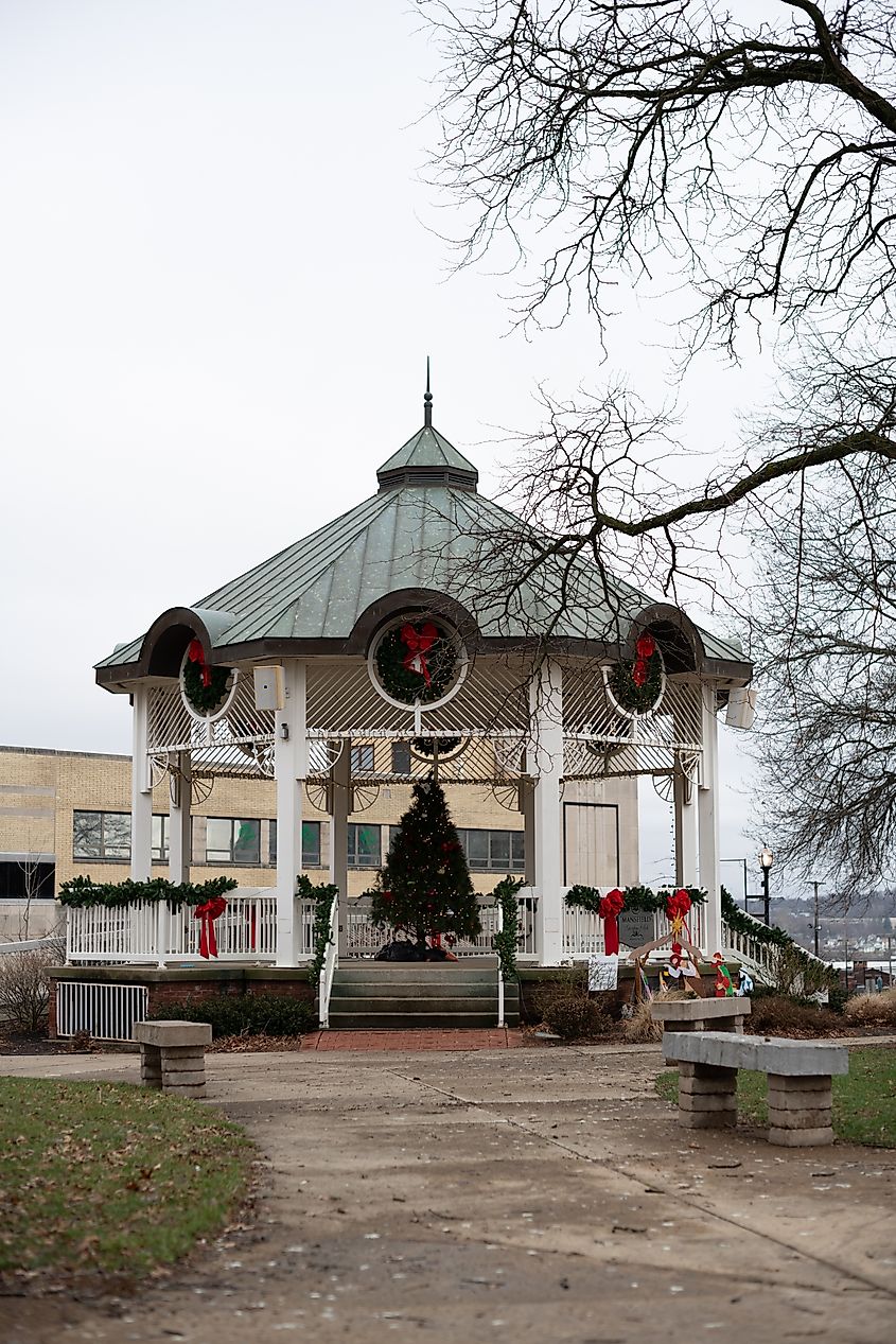 Winter downtown in Mansfield, Ohio. Editorial credit: Jeimy Cely / Shutterstock.com