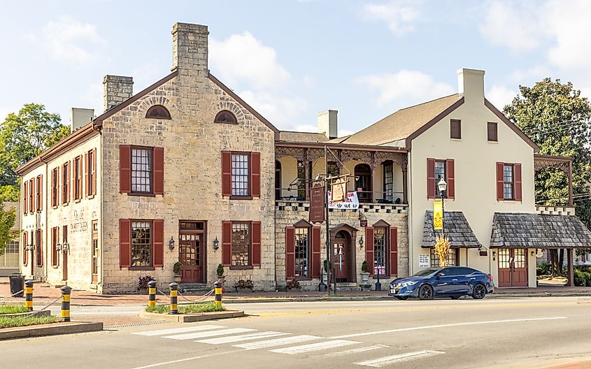 The Old Talbott Tavern in Bardstown, Kentucky, built in 1779, a historic and popular resting spot due to its central location.