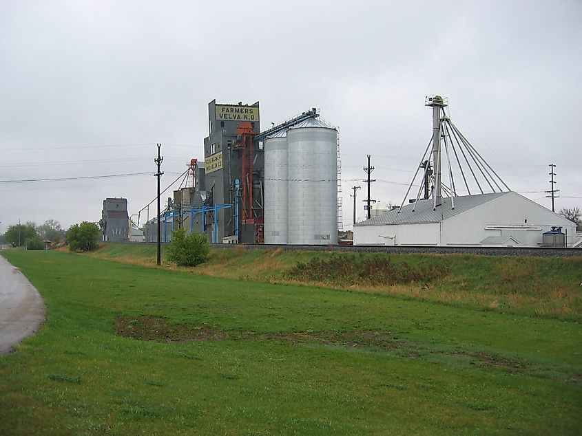 Velva Farmers grain elevators, Velva, North Dakota, USA.