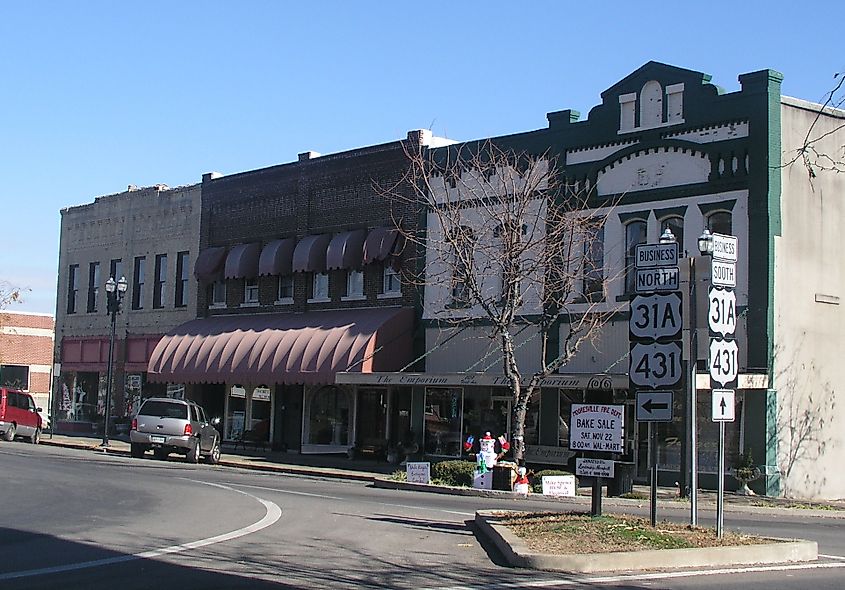 The town square in Lewisburg By Ichabod - Own work, CC BY-SA 3.0, https://commons.wikimedia.org/w/index.php?curid=5258877