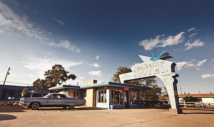 新墨西哥州图克姆卡里的蓝燕汽车旅馆：自 1939 年以来的 66 号公路历史地标。