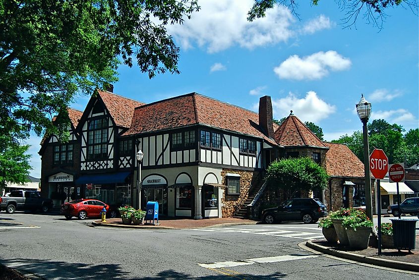 Mountain Brook Estates Building. In Wikipedia. https://en.wikipedia.org/wiki/Mountain_Brook_Estates_Building By Mthunter58 - Own work, CC BY-SA 4.0, https://commons.wikimedia.org/w/index.php?curid=71437516