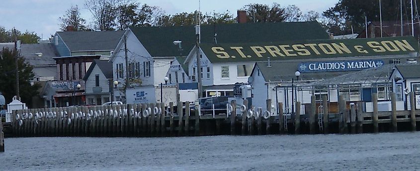 Greenport, Suffolk County, New York. In Wikipedia. https://en.wikipedia.org/wiki/Greenport,_Suffolk_County,_New_York By Americasroof - Own work, CC BY-SA 3.0, https://commons.wikimedia.org/w/index.php?curid=5061640