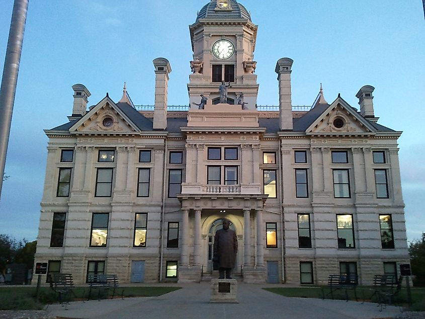 Marshall County Courthouse. Marshalltown, Iowa. ChickenPieLinux. Wikimedia Commons.