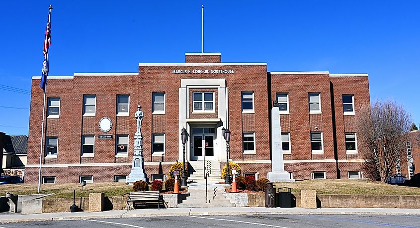 The Marcus H. Long Jr. Courthouse and county seat of Floyd County in Floyd, Virginia. Editorial credit: The Old Major / Shutterstock.com