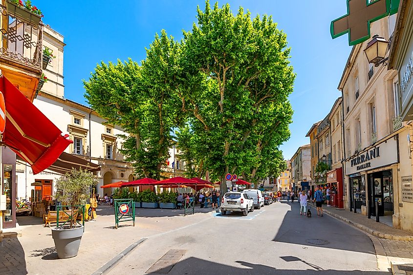 Sidewalk cafes and shops in the historic medieval old town of Saint-Rémy-de-Provence, France.