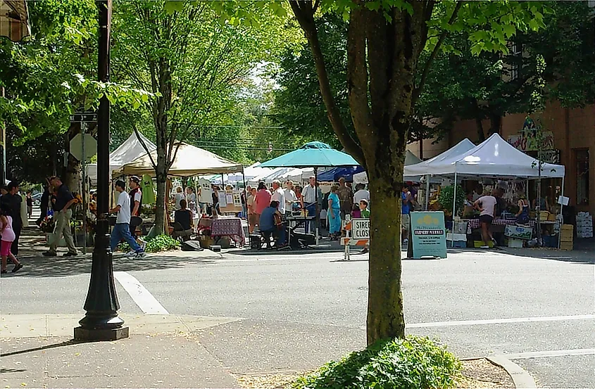 Downtown farmers market in McMinnville, Oregon, USA.