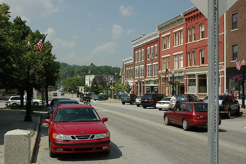 Downtown Randolph in Vermont, By The original uploader was Mickmaguire at English Wikipedia. - Transferred from en.wikipedia to Commons by IngerAlHaosului using CommonsHelper., CC BY-SA 2.0, https://commons.wikimedia.org/w/index.php?curid=9777786