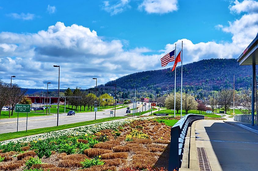 Corning Museum of Glass, main entrance path and garden, dedicated to the art, history, and science of glass, founded in 1951 by Corning Glass Works, Corning, New York.