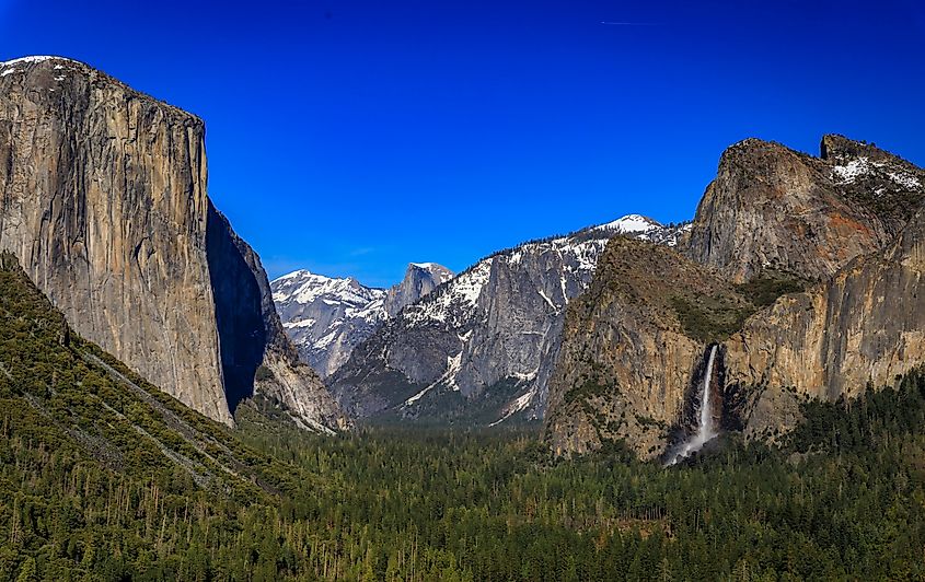 Scenic view of the Yosemite Valley from Tunnel View in the Yosemite National Park, California.