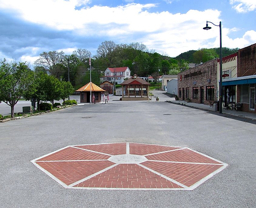 Tellico Plains town square, By Brian Stansberry - Own work, CC BY 4.0, https://commons.wikimedia.org/w/index.php?curid=59186556