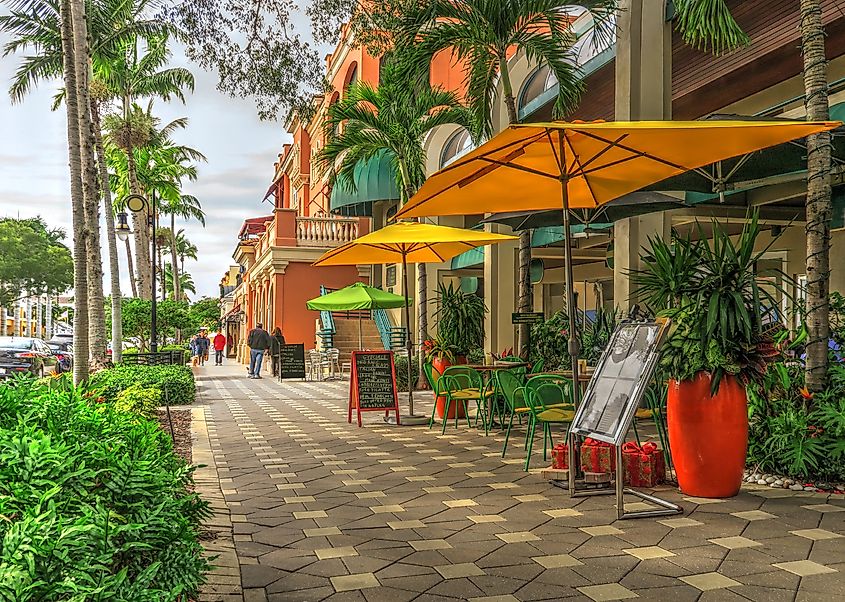 Cosy eateries and cafes by the seaside in Naples, Florida.