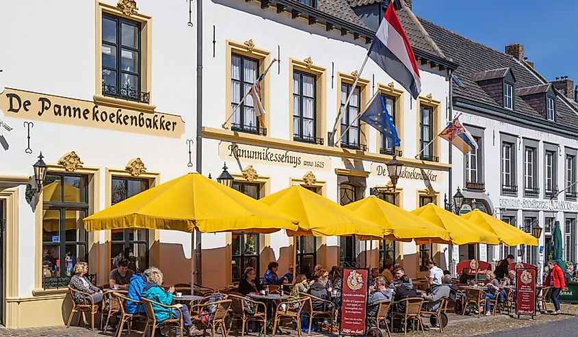 People dining on the terrace of a cafe in Thorn.