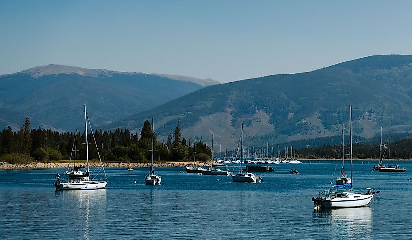 Sail boats on the Lake Dillon in Colorado with majestic mountains in the background.