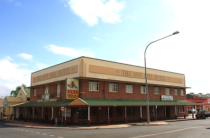 Mareeba. In Wikipedia. https://fr.wikipedia.org/wiki/Mareeba Par Jan Smith from Brisbane, Australia — Ant Hill Hotel, Mareeba, Qld., CC BY 2.0, https://commons.wikimedia.org/w/index.php?curid=12183120