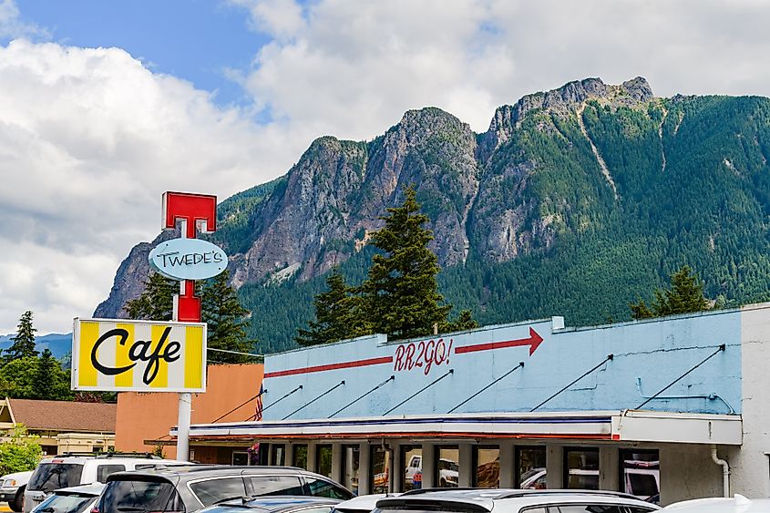 Twede's Cafe in North Bend Washington with Mount Si as a backdrop. Editorial credit: Ian Dewar Photography / Shutterstock.com