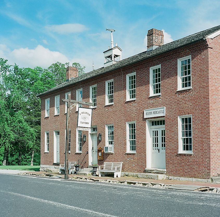 A historic tavern from the 1800s in Arrow Rock. Editorial credit: Logan Bush / Shutterstock.com