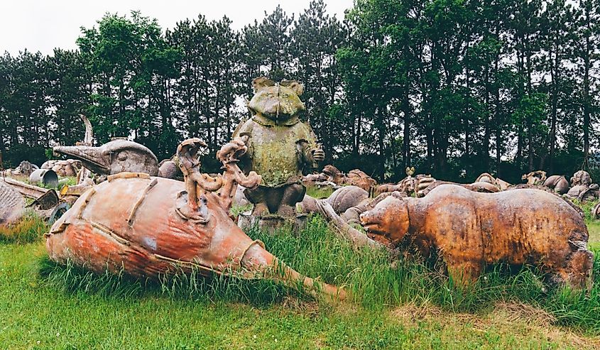  Large fiberglass mold of bears and birds at the fiberglass mold graveyard at FAST (Fiberglass Animals, Shapes, and Trademarks)