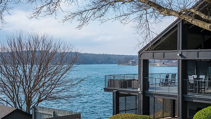 A lakeside house with stunning views in Bella Vista, Arkansas. Editorial credit: shuttersv / Shutterstock.com