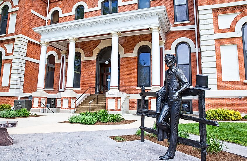 Illinois, an Abraham Lincoln statue at the entrance of the Court House in Pontiac, Illinois. Editorial credit: Gimas / Shutterstock.com