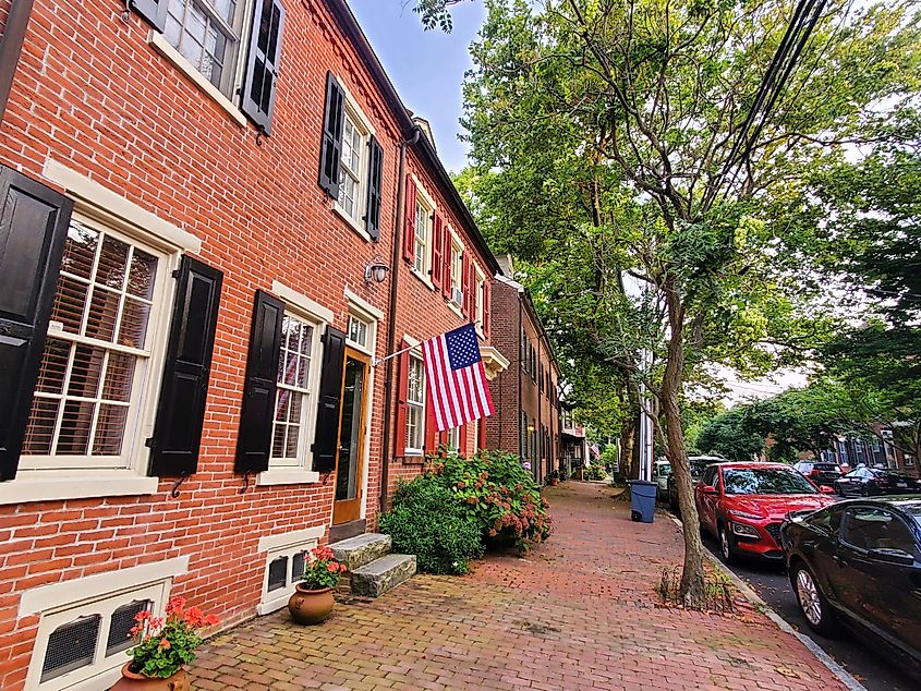 Row homes with American flags in historic Old New Castle, Delaware.