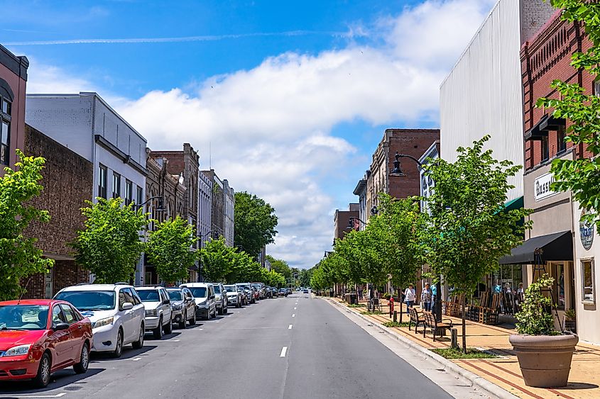 Looking west down Main Street in Washington, North Carolina on a sunny day