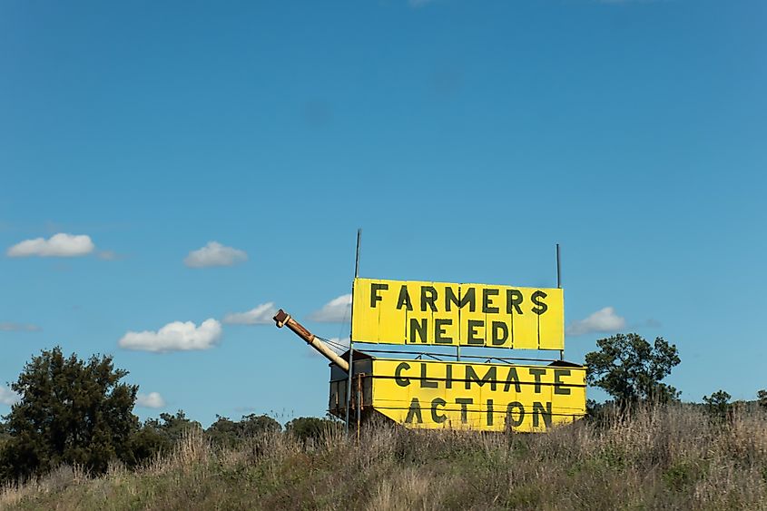 Farmers need climate action - sign on the road side in Australia. Farmers for Climate Action is a movement of more than 5000 farmers, agricultural leaders and rural Australians.