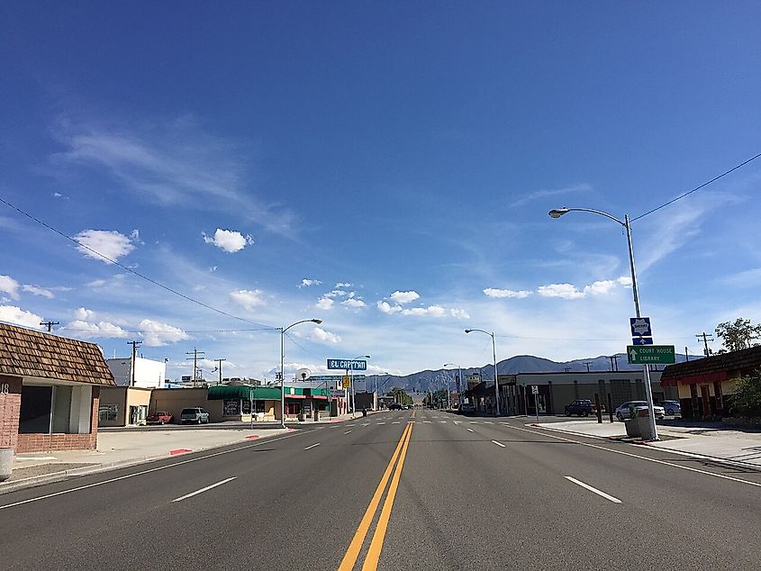 View south along E Street (U.S. Route 95) near 6th Street in Hawthorne, Nevada