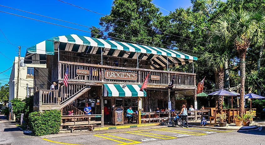 St Simons Island, Georgia is the most family friendly of all the barrier islands, thanks in part to many bars and restaurants in the village. Editorial credit: Darryl Brooks / Shutterstock.com