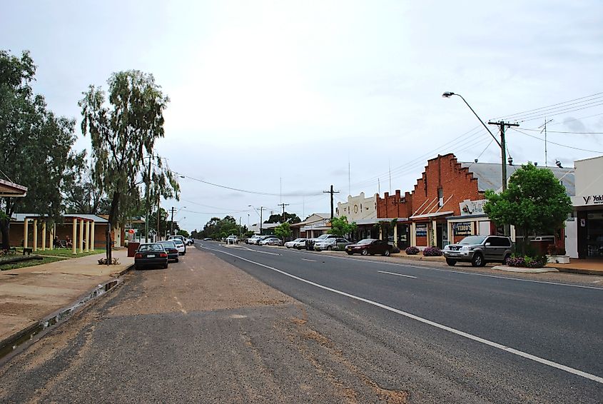 Mungindi main street. Via Wikimedia Commons / Mattinbgn - Own work, CC BY-SA 3.0.
