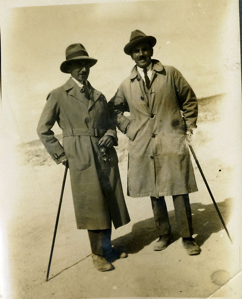 A mandate officer stands with another British officer on Tel Aviv Beach, 1927, during the Mandate Period. Source: Wikimedia/Public Domain