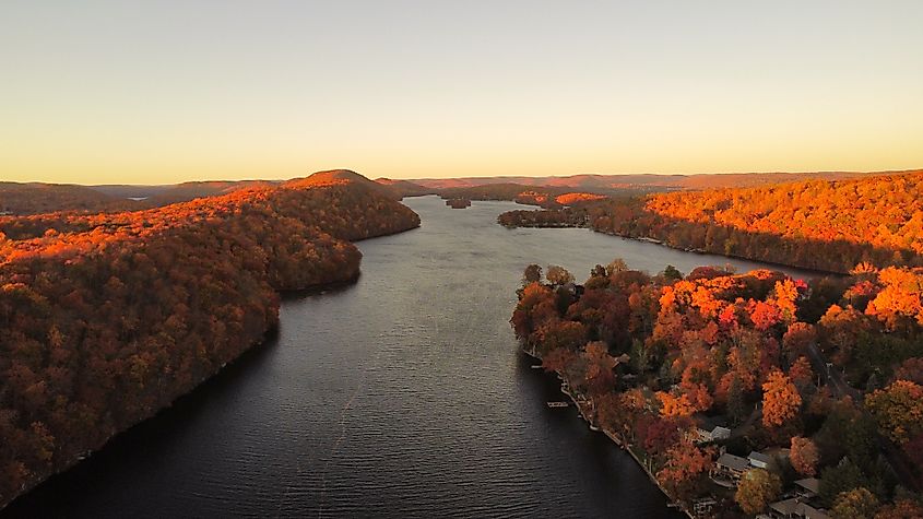 Candlewood lake in Brookfield, Connecticut. Editorial credit: McGradeK / Shutterstock.com