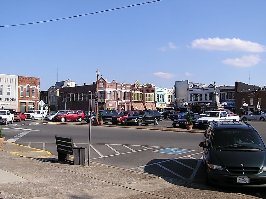 The town square in Lebanon, TN with the Civil War memorial statue in the center of the square.