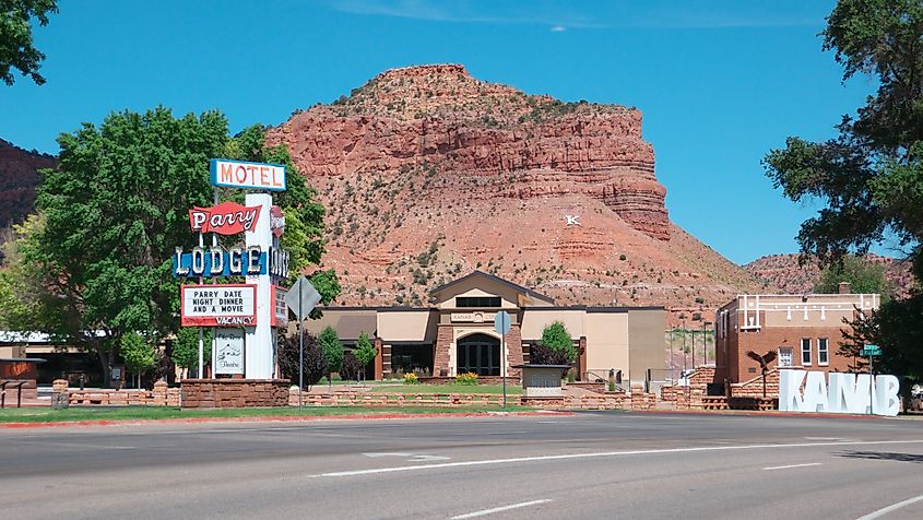 Parry Lodge sign with a mountain backdrop and the Kanab sign in Kanab, Utah