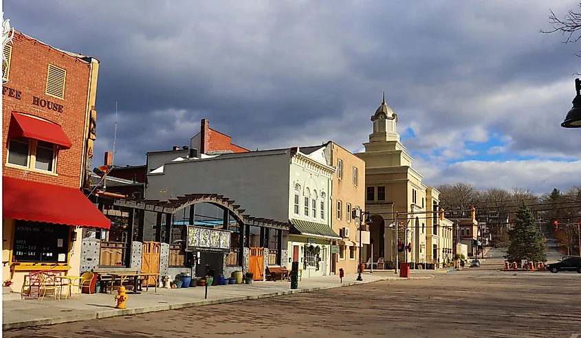 Berkeley Springs street view during the day.