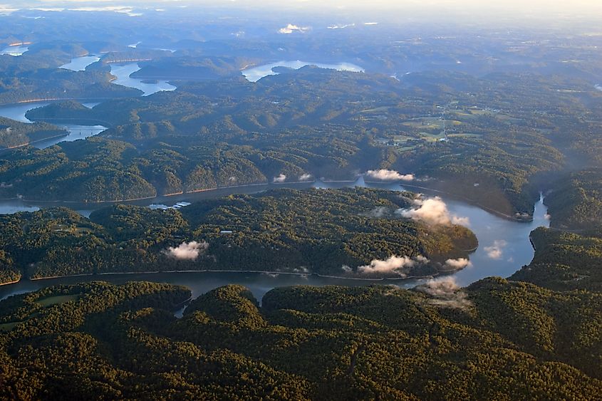  Cumberland River snaking its way through Tennessee.