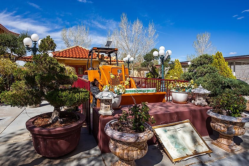 Adelanto, California: Beautiful art sculptures in the Thien Vien Chan Nguyen Buddhist Meditation Center