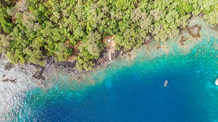 Stunning aerial drone view the Captain James Cook monument in Kealakekua Bay, Big Island, Hawaii. The monument marks the spot where James Cook was killed in a fight with native Hawaiians in 1779.