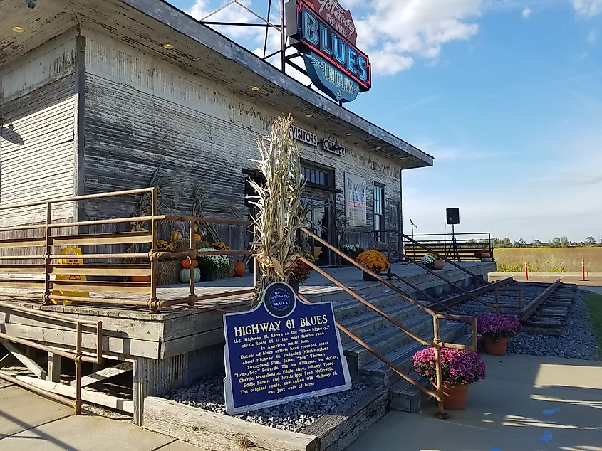 Highway 61 Blues Trail Marker outside visitor center in Tunica Resorts, Mississippi. Credit: Bobpalez, CC BY-SA 4.0 <https://creativecommons.org/licenses/by-sa/4.0>, via Wikimedia Commons