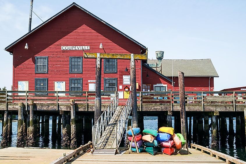 Rental kayaks of various colors at historic Coupeville Wharf. Editorial credit: vewfinder / Shutterstock.com