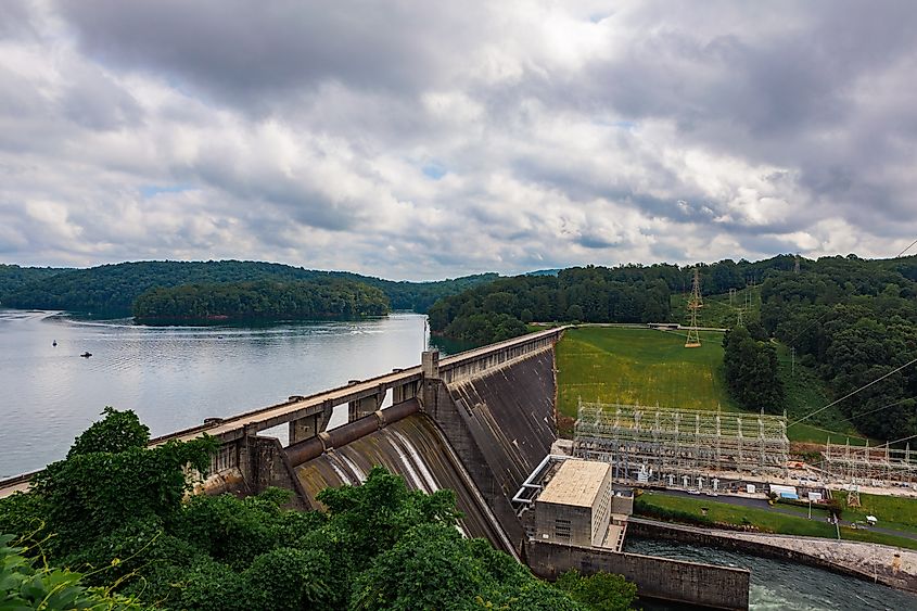 Prachtig uitzicht op de Norris Dam in Tennessee, waarbij de indrukwekkende structuur en de omliggende natuurlijke schoonheid, waaronder het meer en de beboste heuvels, goed te zien zijn.