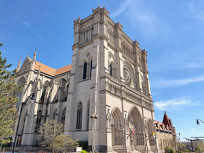 Cathedral Basilica of the Assumption in Covington, KY (w_lemay, CC0, via Wikimedia Commons)