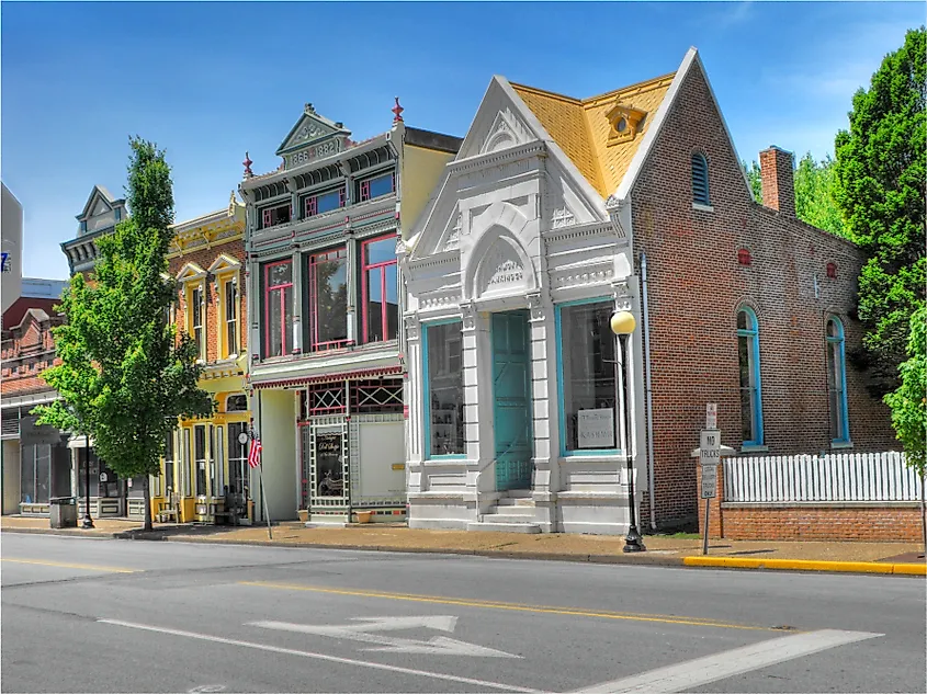 Facades in the downtown historic district of New Harmony, Indiana, By Timothy K Hamilton Creativity+ Photography - Self-photographed, CC BY 3.0, https://commons.wikimedia.org/w/index.php?curid=4377349