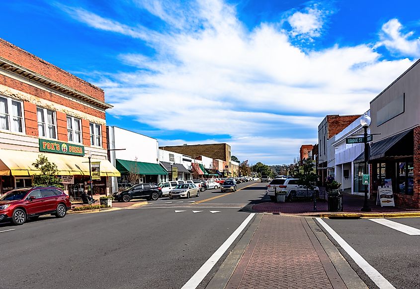 A view up Main Street in the historic downtown of Prattville. Editorial credit: JNix / Shutterstock.com