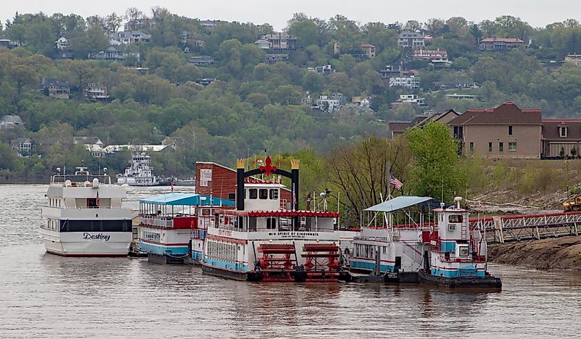 Queen City riverboat and yacht charter tours in Dayton, Kentucky.