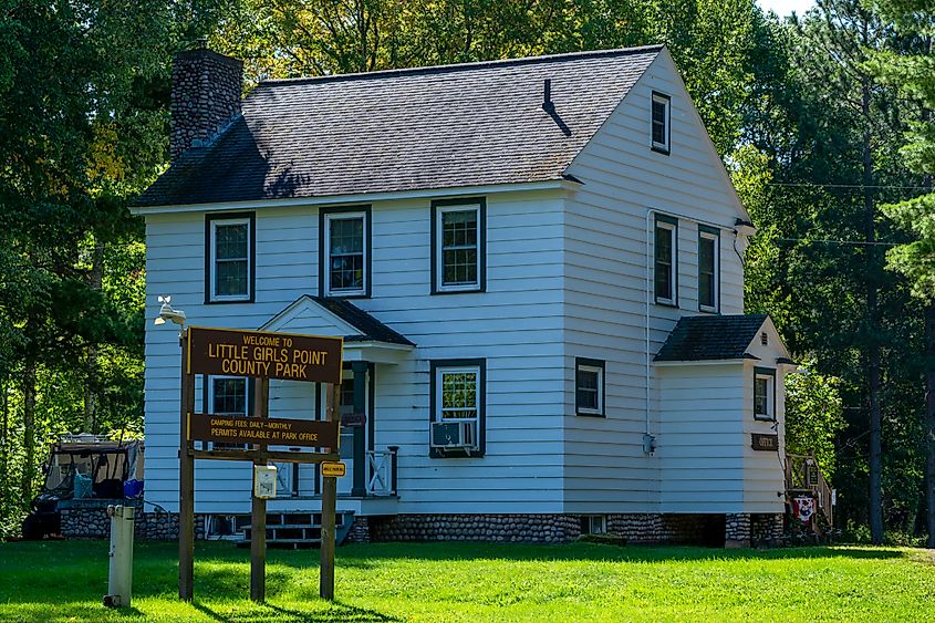 Little Girls Point County Park visitor center with welcome sign. Editorial credit: Dirk Wierenga / Shutterstock.com