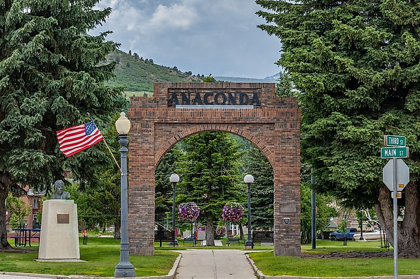 A welcoming signboard at the entry point of the preserve park of Anaconda, Montana.